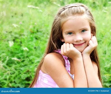 Portrait De Petite Fille De Sourire Adorable Dans Le Jour D'été Photo ...