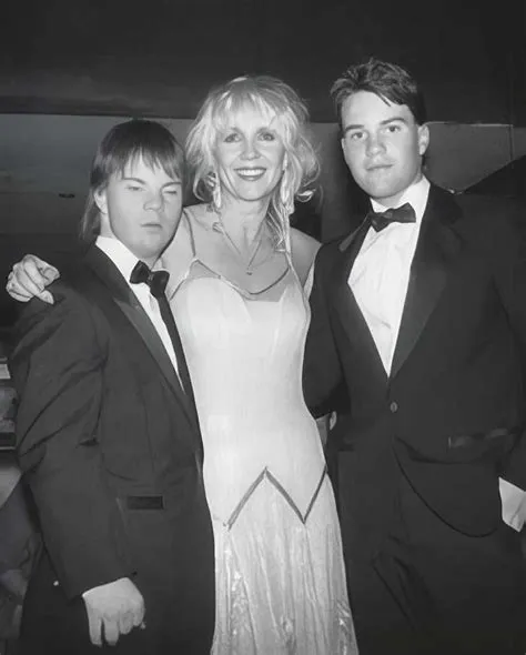 Linda Smith – Chic Compass Magazine