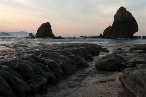Pesona Pantai Papuma, Objek Wisata Alam Indah di Jember