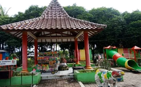 Mengintip Daya Tarik Wisata Alun-Alun Kota Jember - Liburasik.com ...