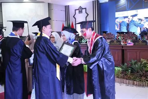 Inspiratif, Wisudawan Tertua UIN KHAS Jember Modal Keuletan dan ...