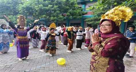 Sekolah Penggerak Mandiri SMP Islamic Qon Peringati Hari Guru, Diwarnai ...