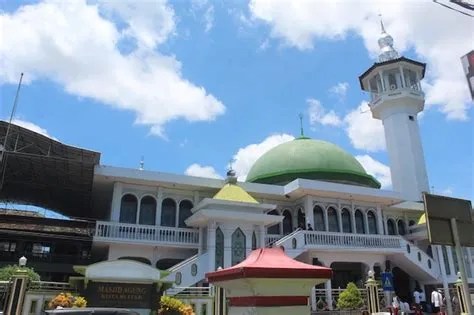 Premium Photo | Blitar Indonesia March 12 2024 Blitar grand mosque East ...