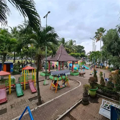 Alun-Alun Jember Jawa Timur, Wisata Asyik Spot Nongkrong Tengah Kota ...