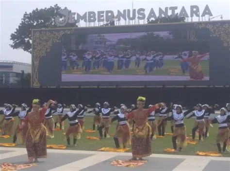 Teriring Tarian Samper Sarong Hendy Seolah Pamitan Saat Soft Opening ...